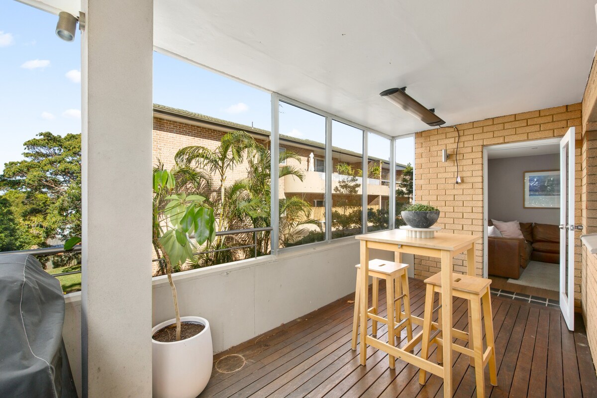 Fully Renovated Art Deco 2-Bed by Dee Why Beach