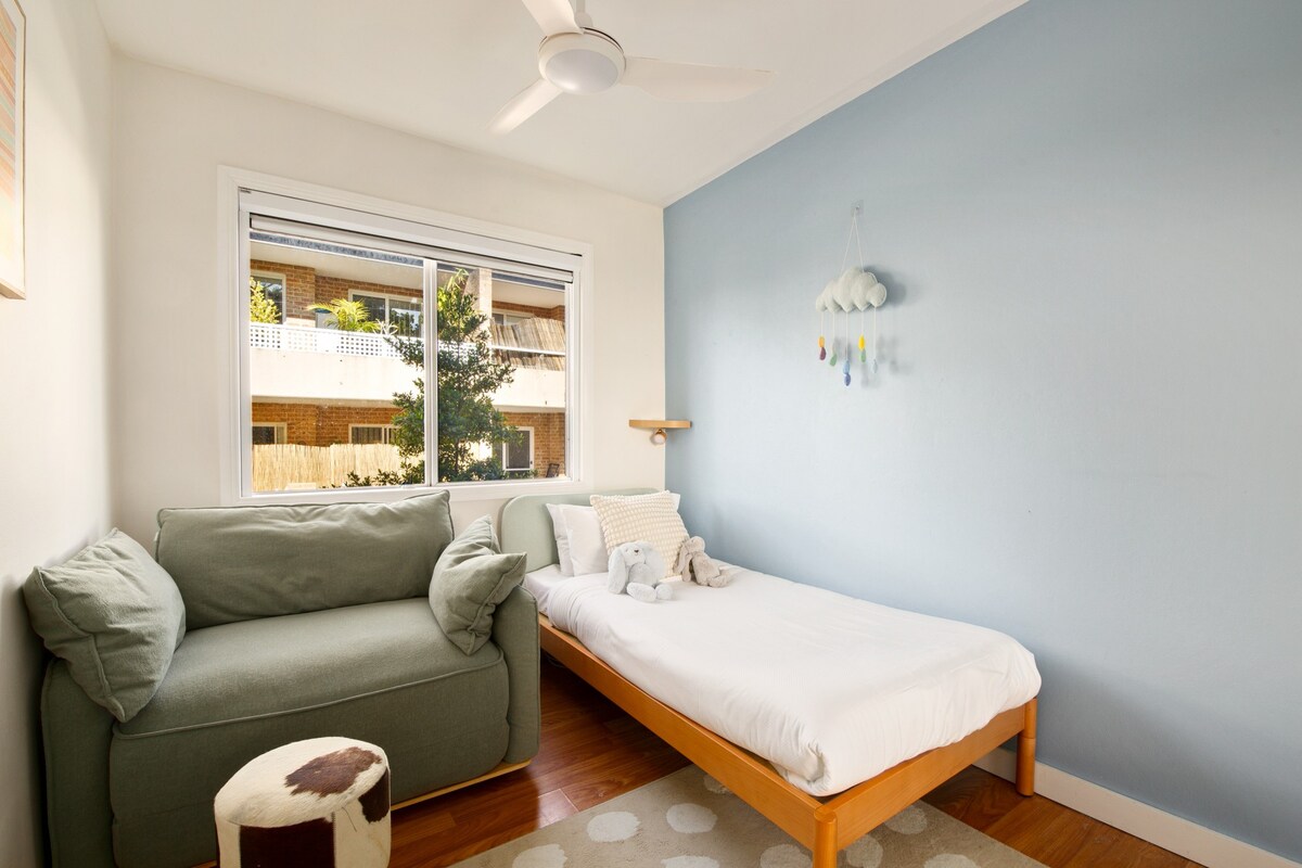 Fully Renovated Art Deco 2-Bed by Dee Why Beach
