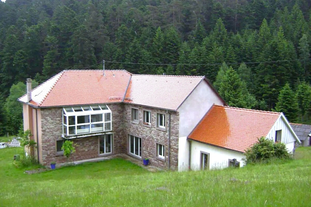 Gîte Gretel, in a green setting by a stream