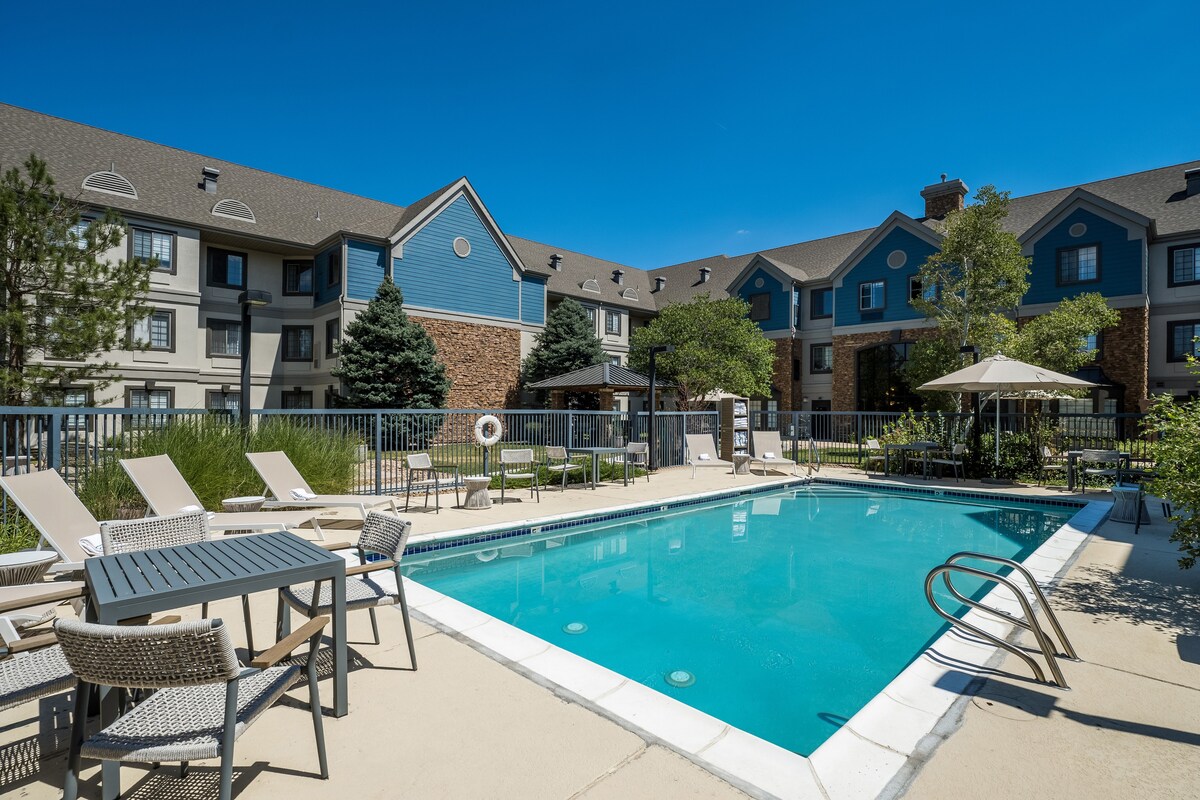 Pet-friendly Unit, Full Kitchen, Outdoor Pool!