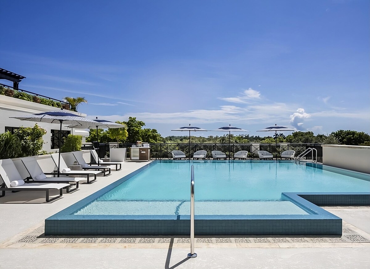 Relax and Recharge! Rooftop Pool, Pets Allowed!