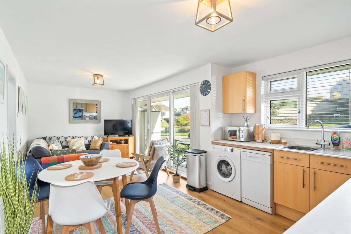 Colourful Apartment minutes from Porth Beach