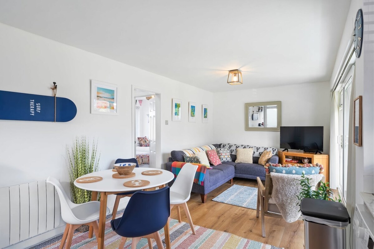 Colourful Apartment minutes from Porth Beach