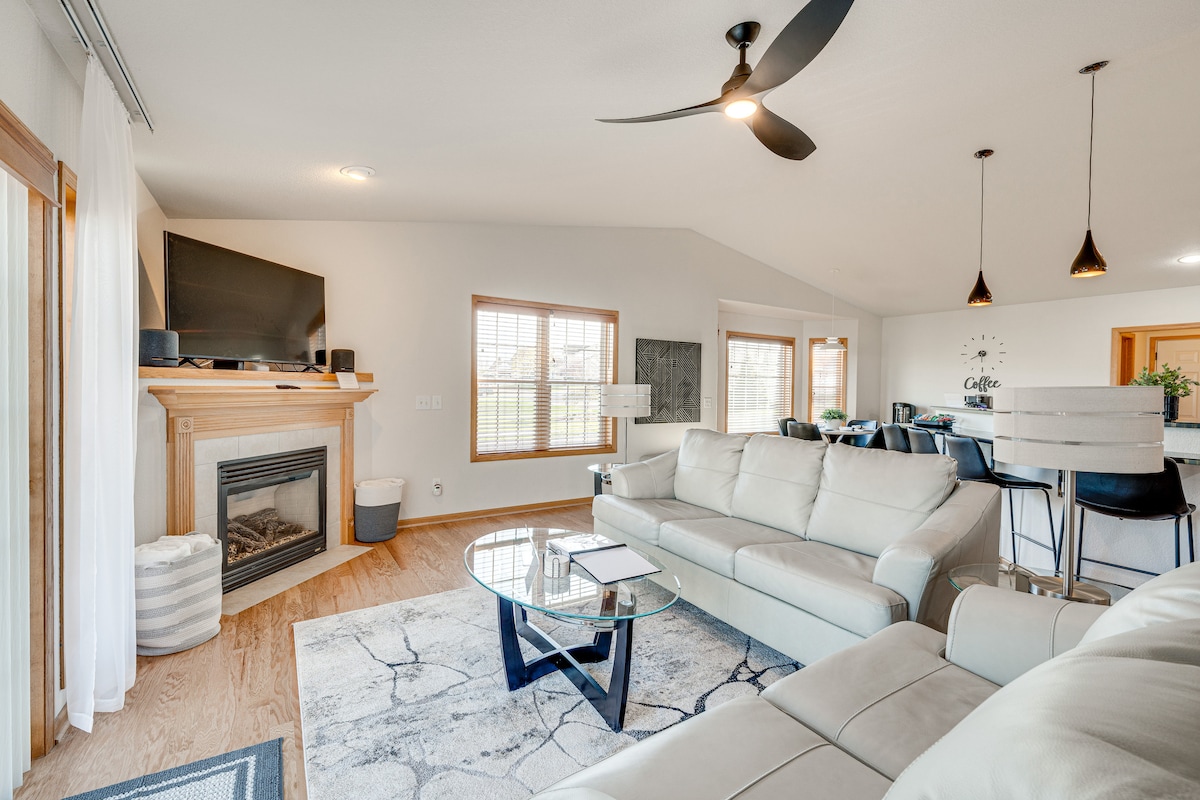 Luxury 'Prairie Retreat': 5 Min from Madison!