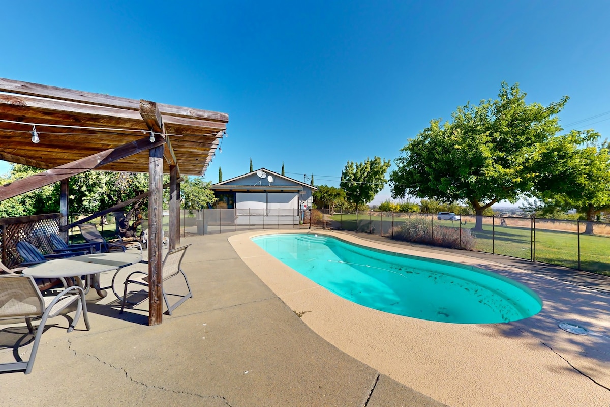 4BR Sierras-view home with pool & AC - dogs ok