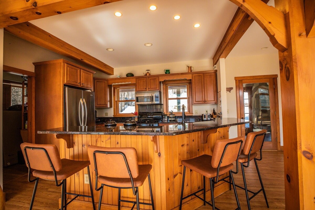 Vermont Post & Beam w/Hot Tub & Stunning Views