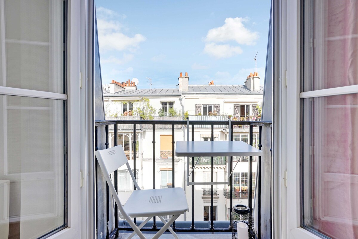 Cozy 2-Bedroom Parisian Apartment with a Stunning