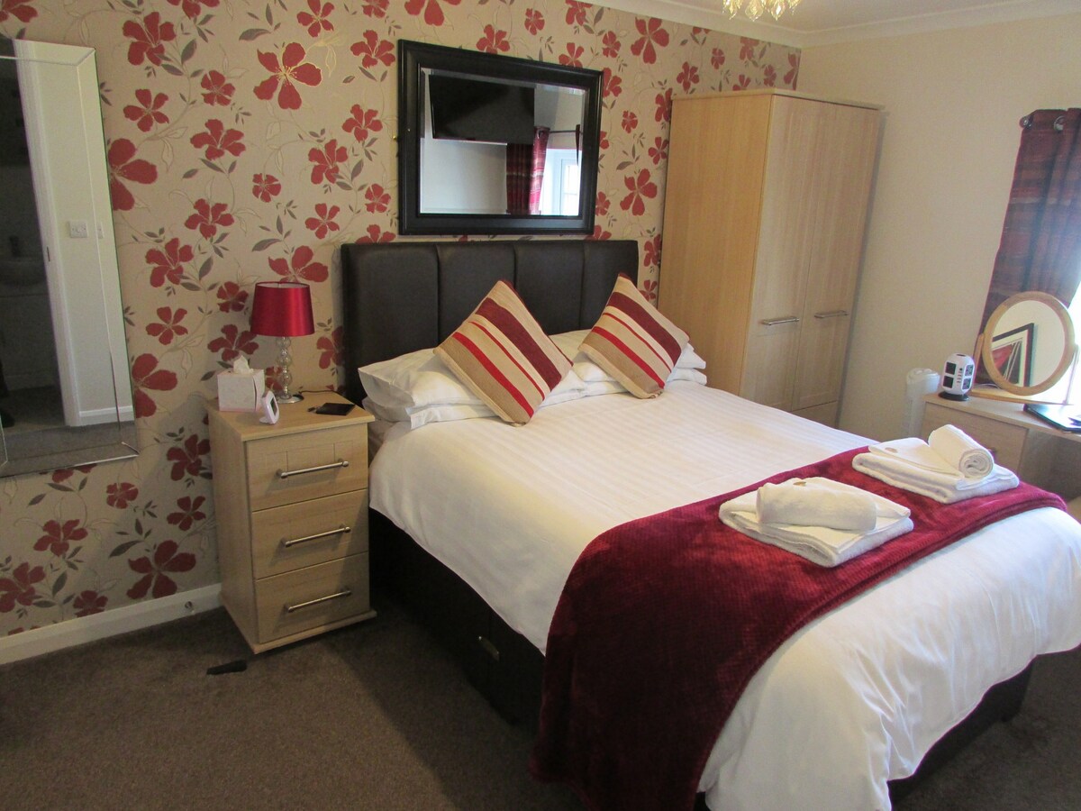 Twin Ensuite with Shower at The Southgate Bed And