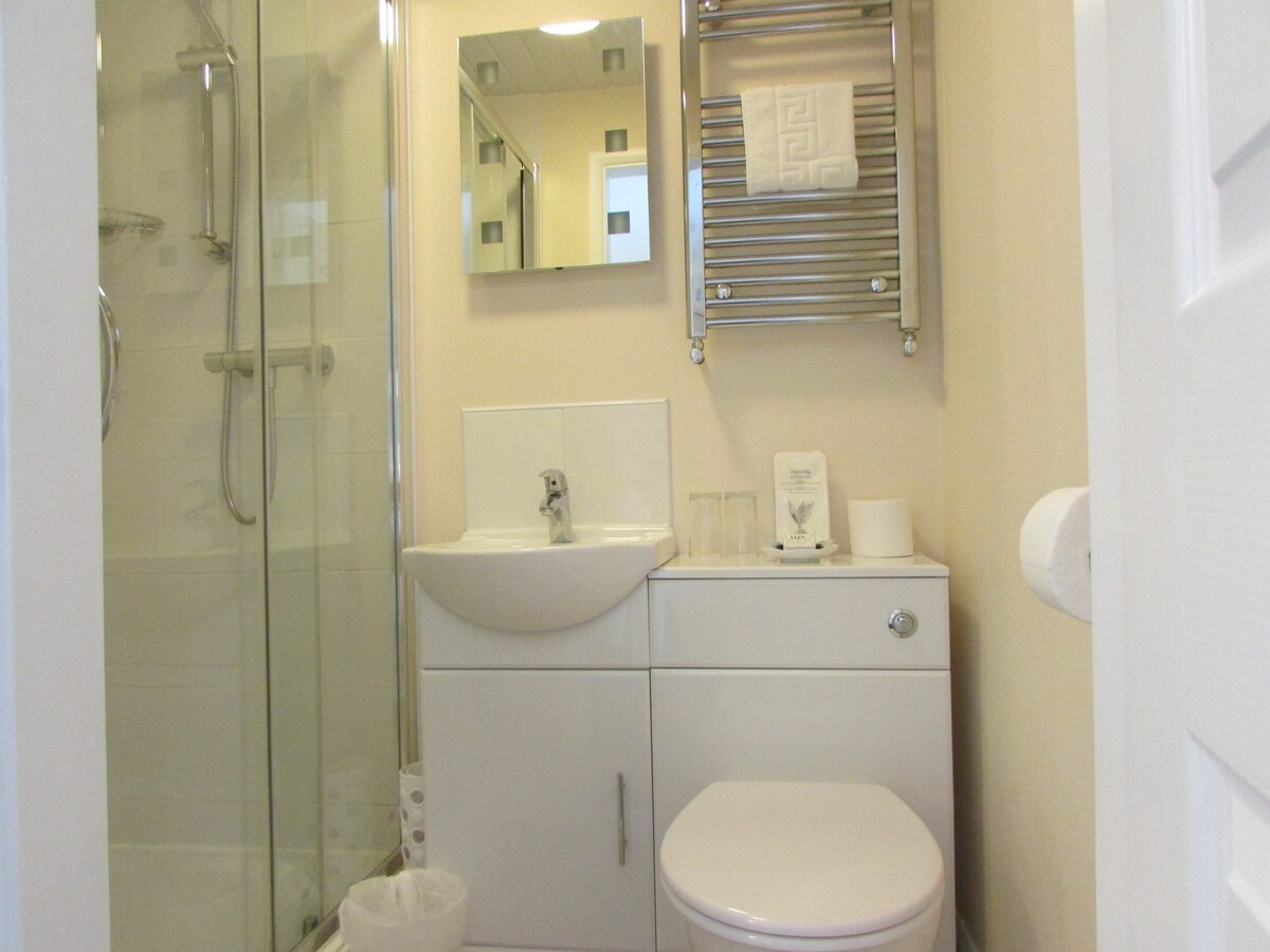 Twin Ensuite with Shower at The Southgate Bed And