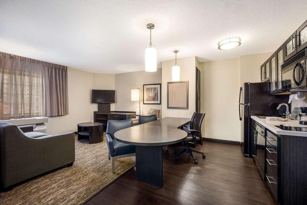 FOUR 1BR Suites with Full Kitchens, Pet-friendly!