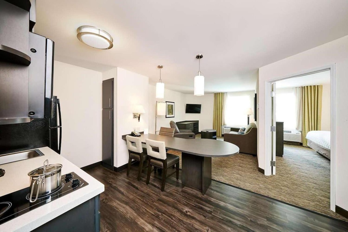 FOUR 1BR Suites with Full Kitchens, Pet-friendly!