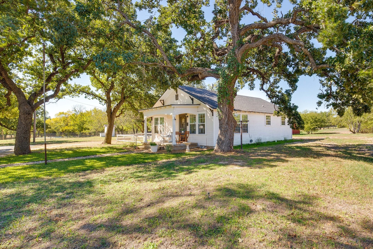 Idyllic Country Cottage ~ 18 Mi to Lake Bridgeport