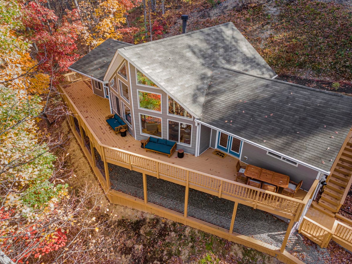 Hot tub, prime leaf peeping and more! Gorgeous 4BR