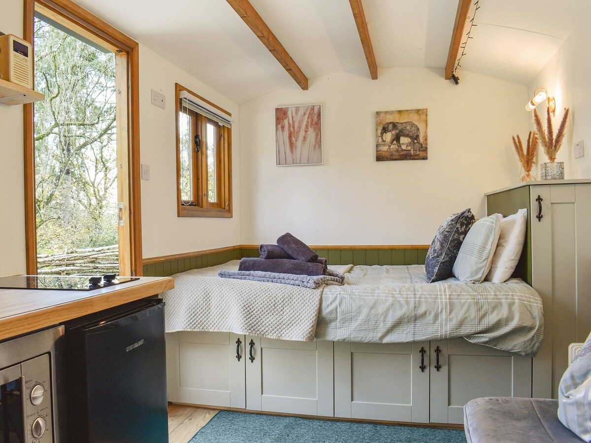 UK41330 : Wampford Woodland Retreat - Kate's Cabin