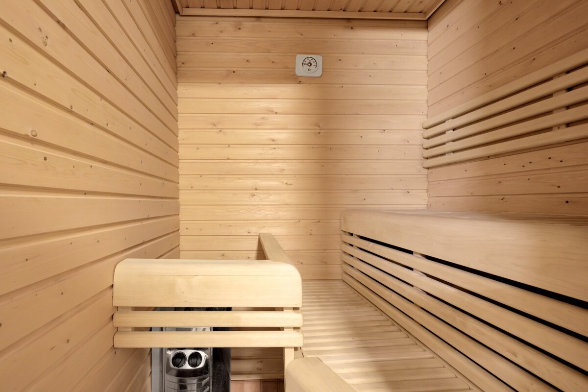 Sauna, free parking, spacious