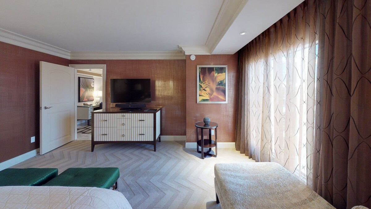 1-Bedroom Hotel Suite + Connecting Room - 3 beds