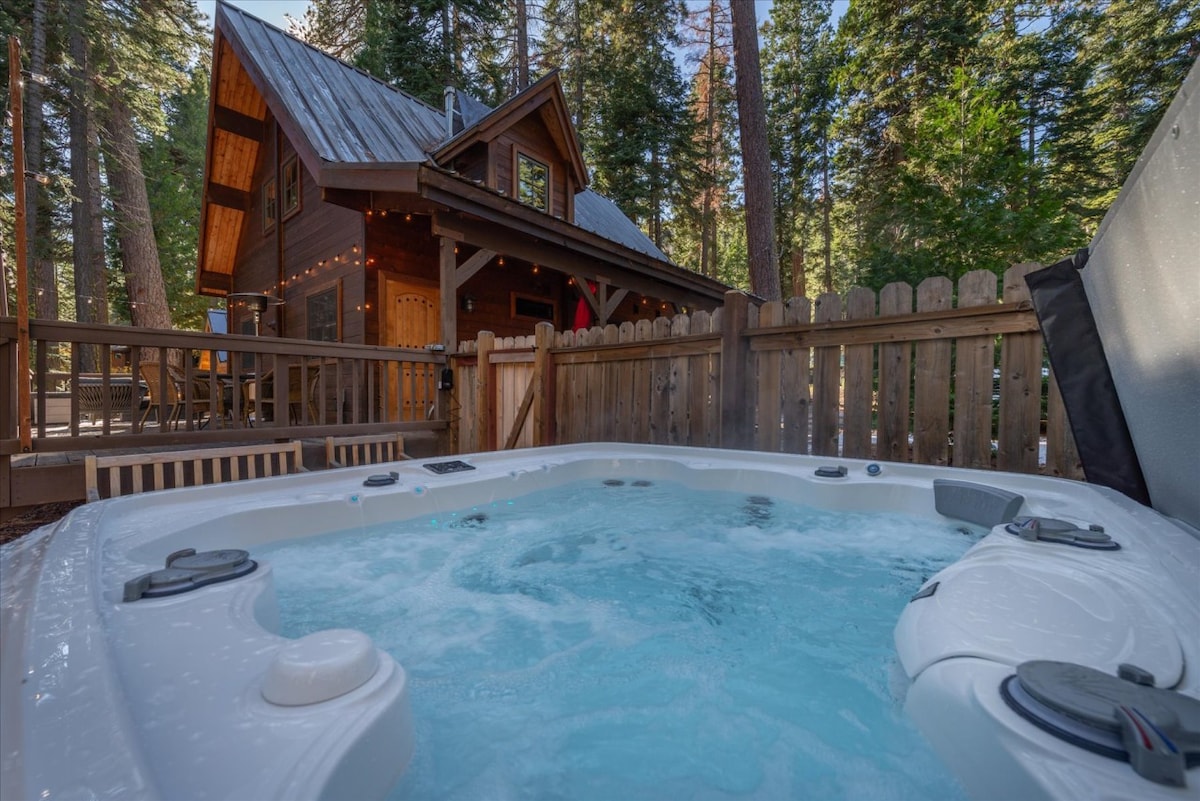 Cozy Pet-Friendly Cabin Hot-Tub Fenced-In Yard