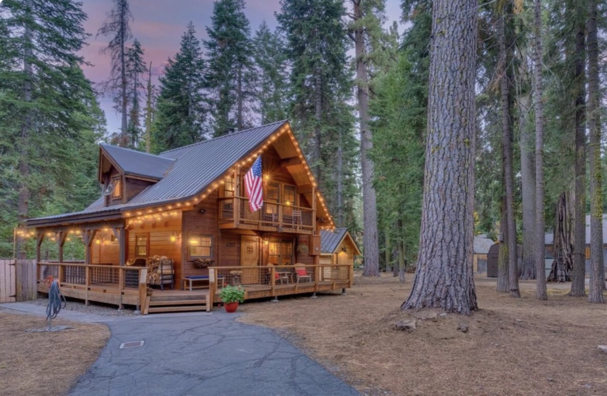 Cozy Pet-Friendly Cabin Hot-Tub Fenced-In Yard