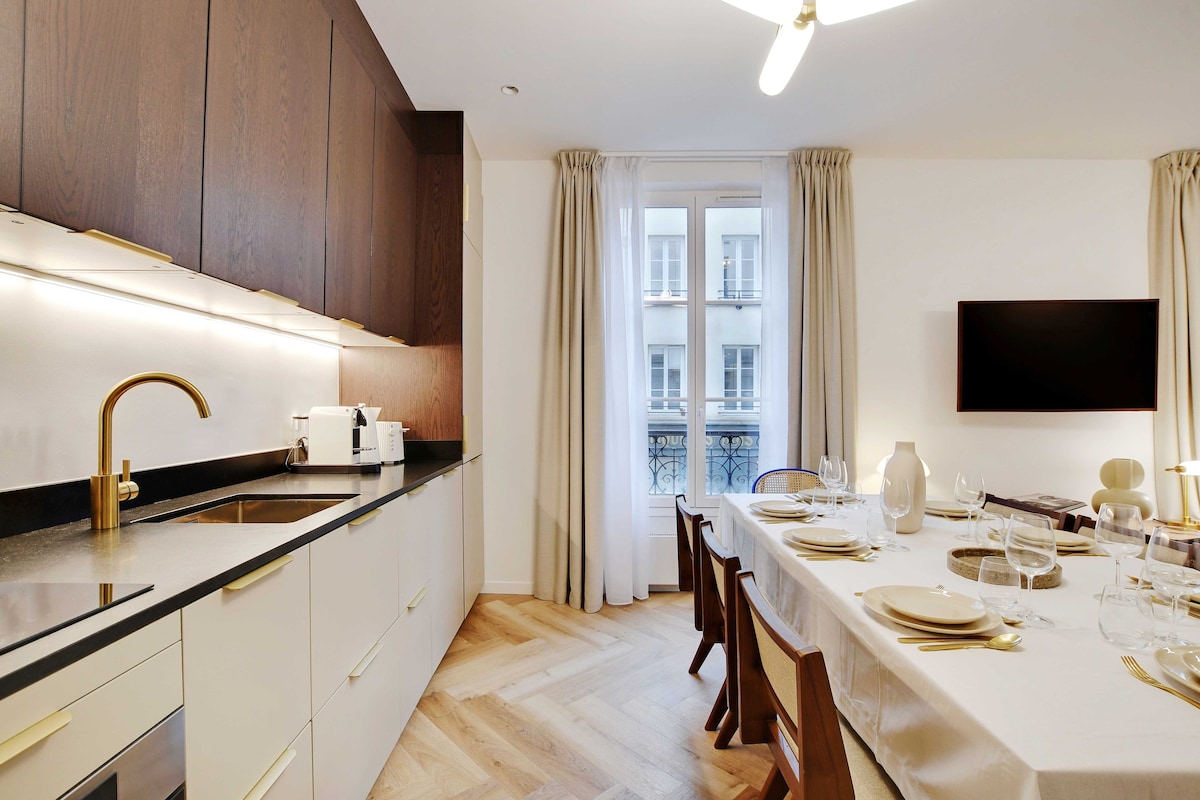 Parisian grandeur: Prestigious apartment