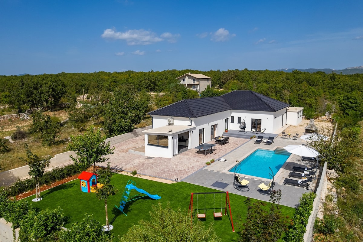 NEW! Villa Lukas with 44m2 pool in Makarska hinter