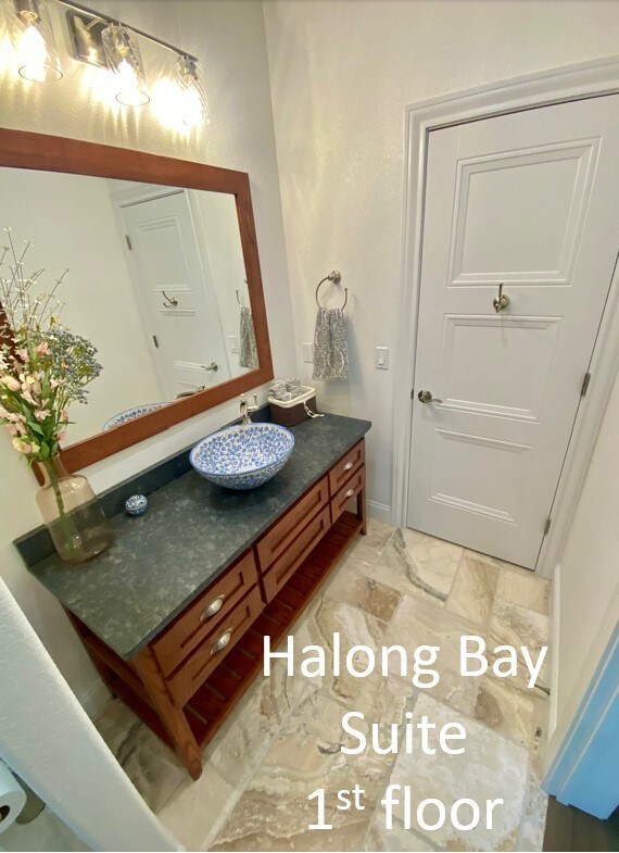 Halong Bay Suite - 4Oaks Ranch Bed & Breakfast LLC