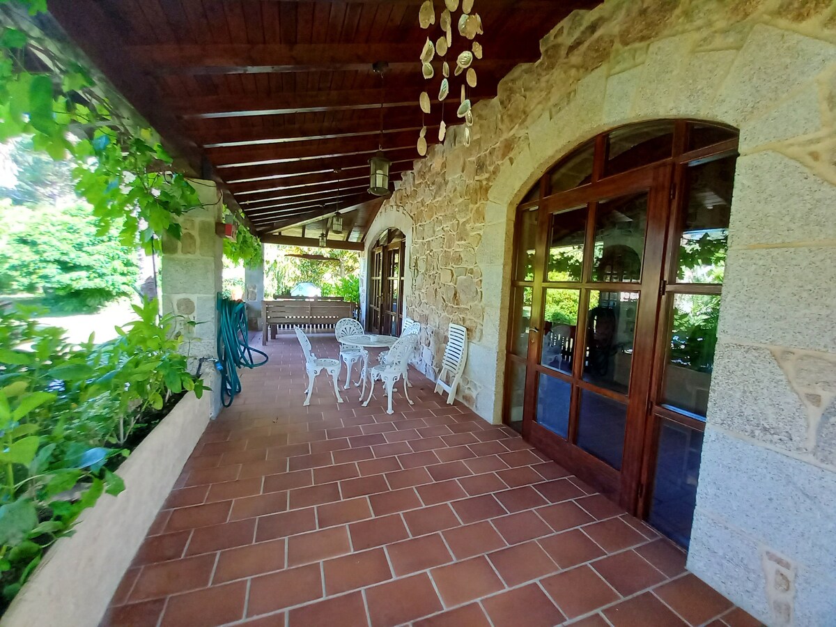 Villa 2 km away from the beach with swimming-pool