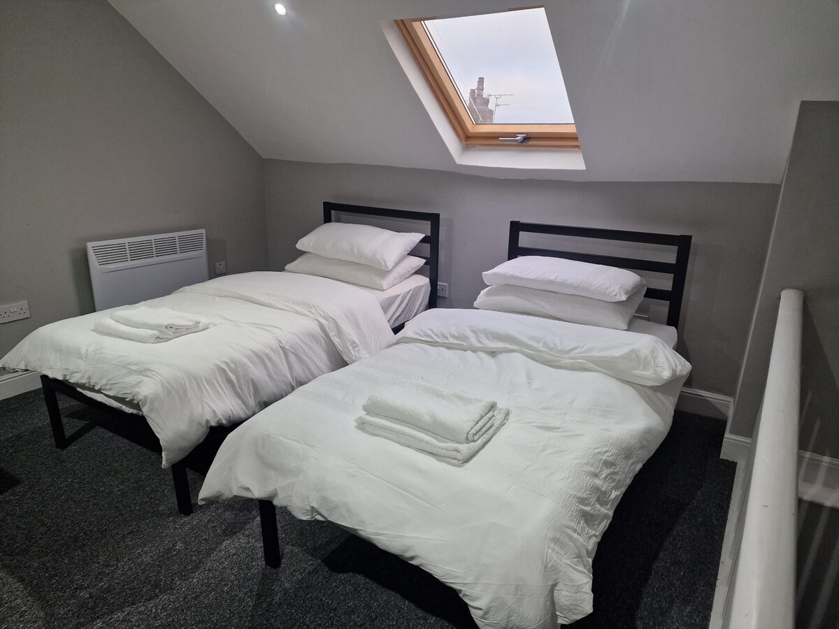 Impeccable 3-Bed Apartment in Bradford to explore