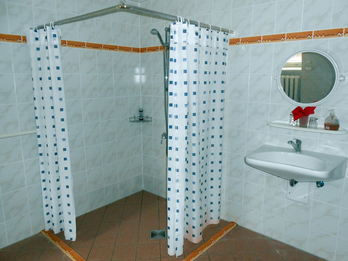 Vierbettzimmer Einfach-barrierefreies Badezimmer