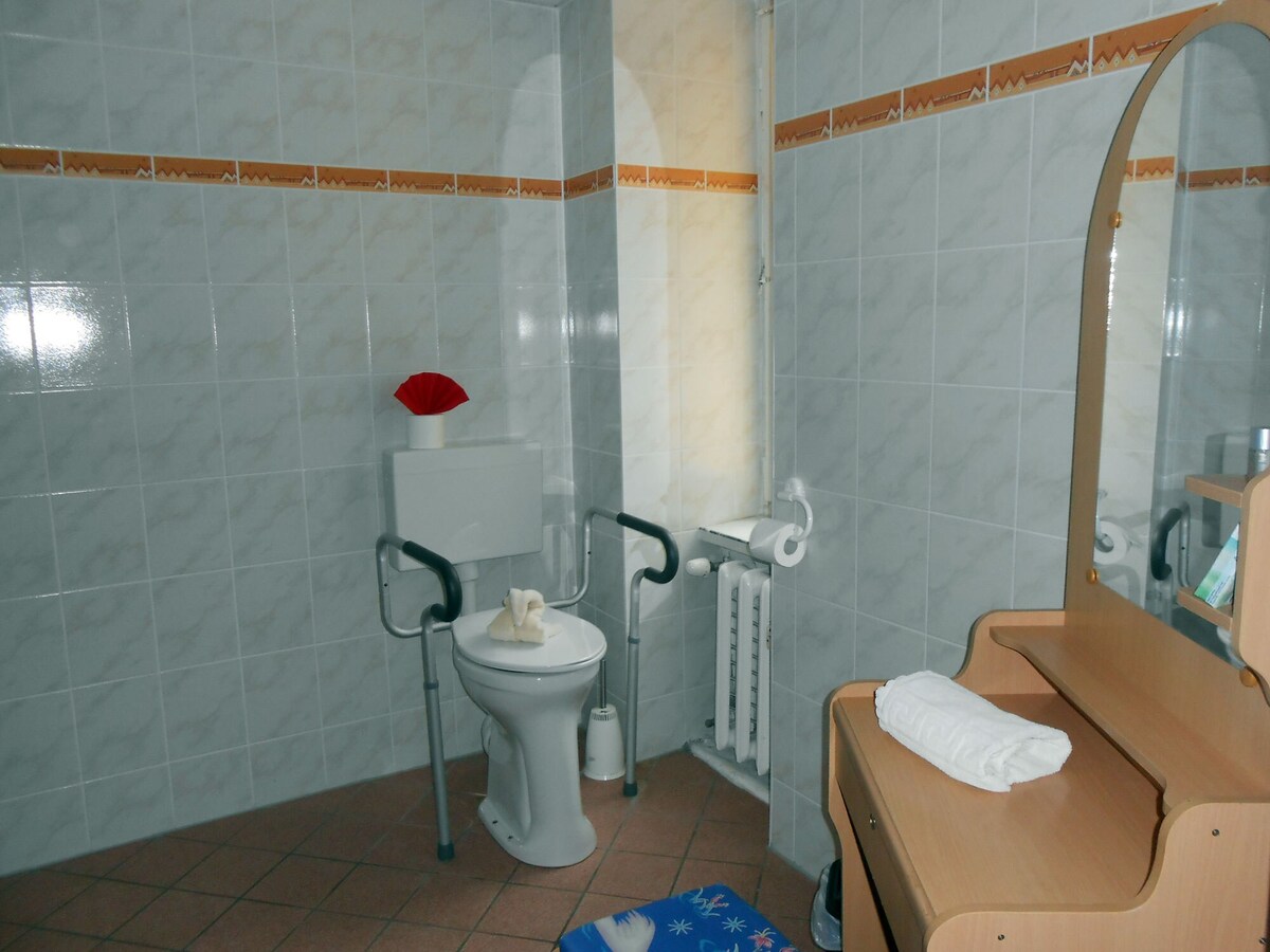 Vierbettzimmer Einfach-barrierefreies Badezimmer