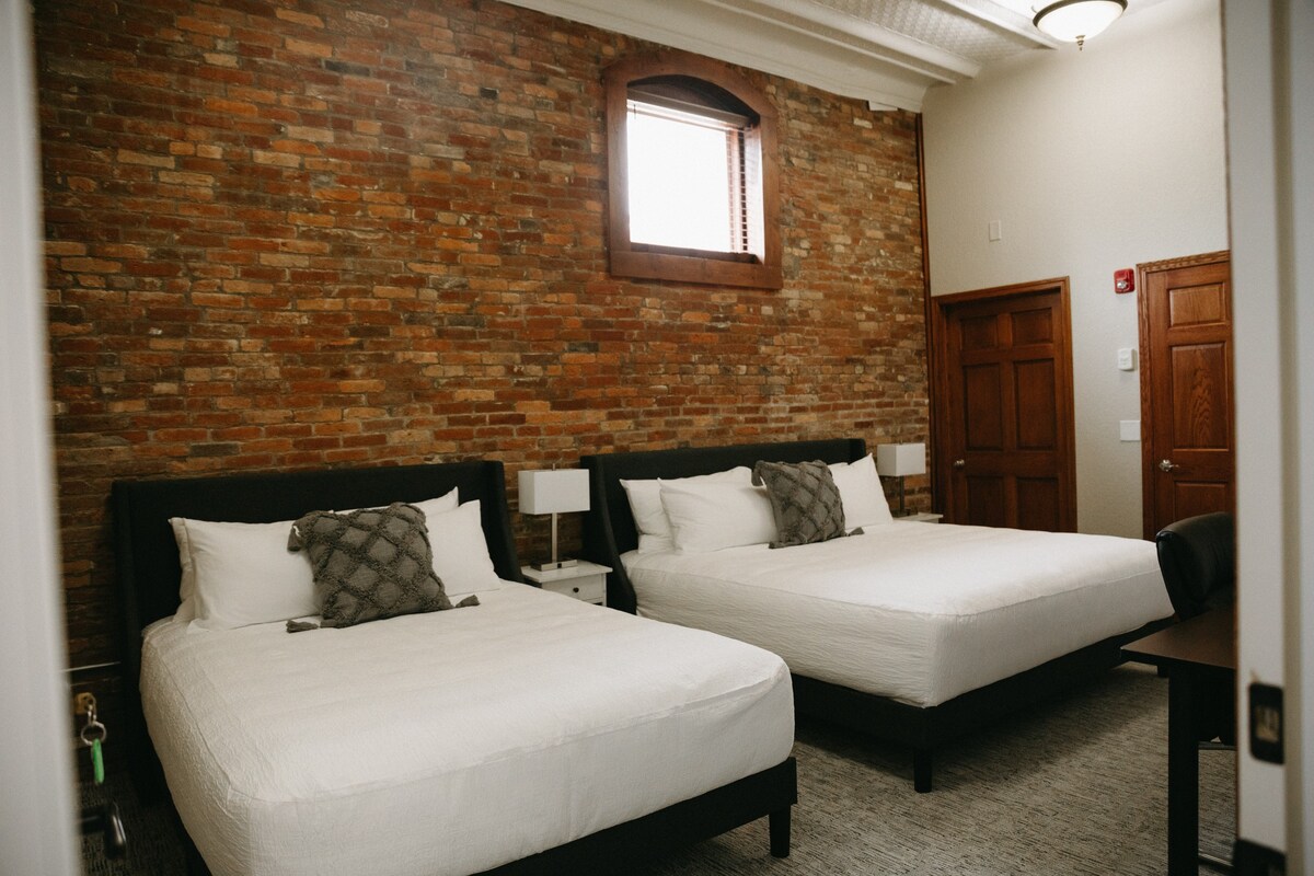 Bricktown Inn -Deluxe King and Queen Room