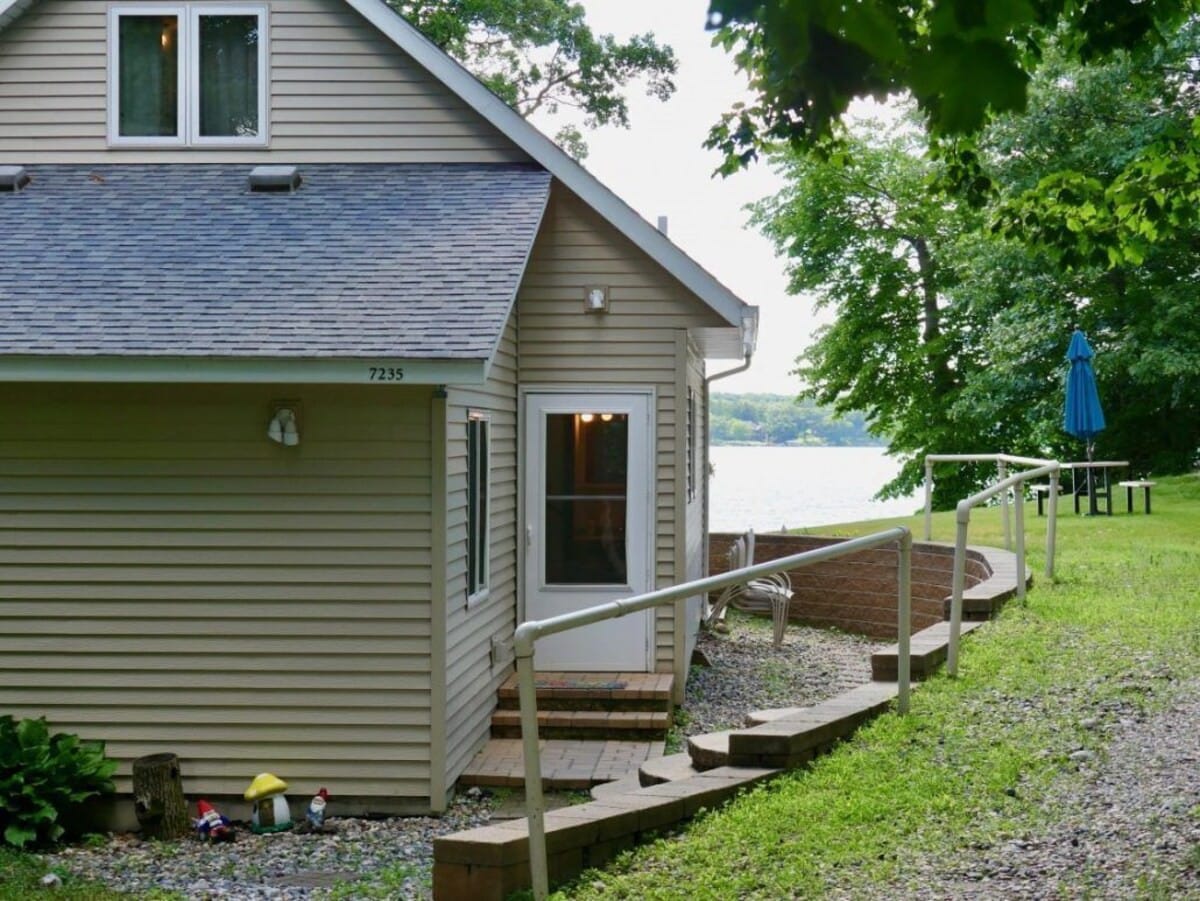 Cozy lakeside peninsula cabin with dock