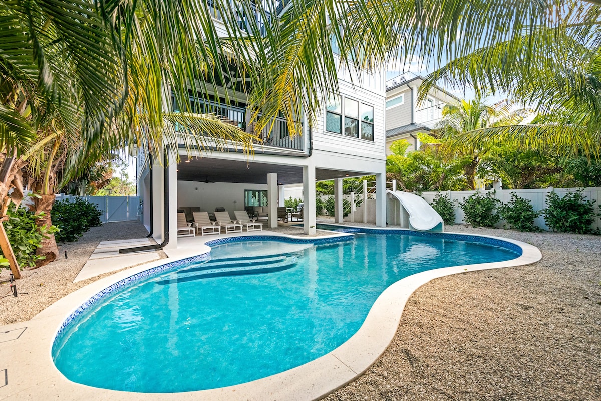 Pool with Waterslide and Game Room! -Lucky in Lido