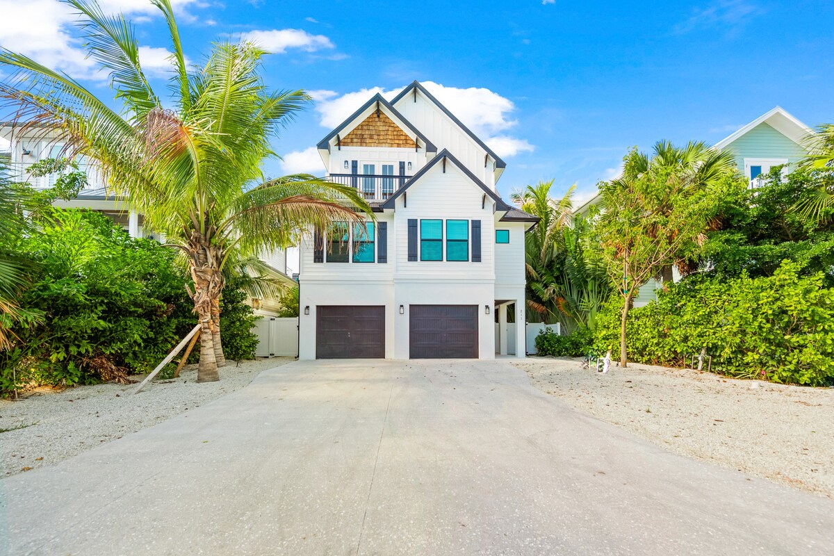 Pool with Waterslide and Game Room! -Lucky in Lido