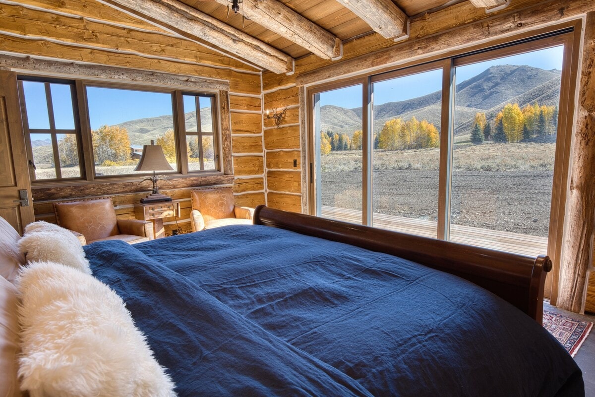 Pioneer Cabin: Your Rustic Retreat in Idaho