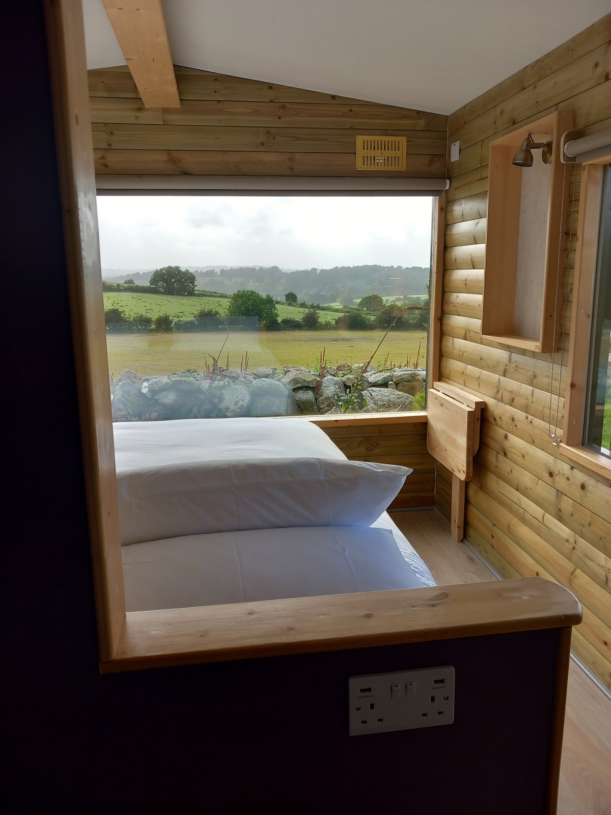 Delux romantic glamping cabin with superking bed
