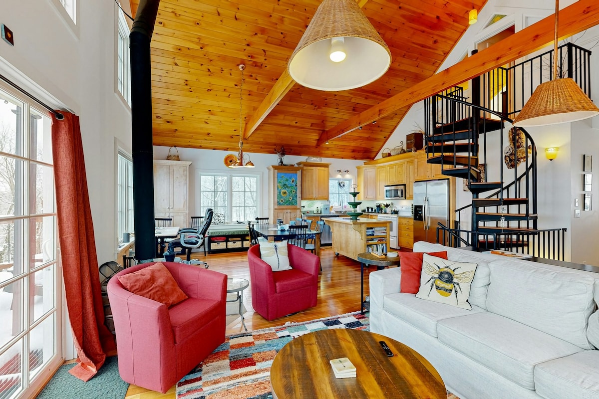 3BR cottage with high ceilings & kayaks - dogs ok
