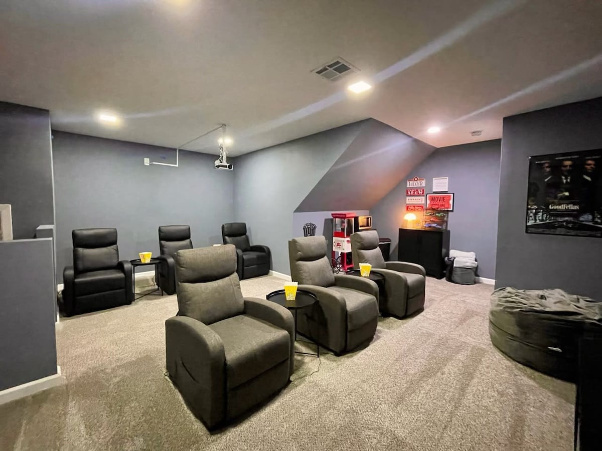 8-Bedroom Oasis: Movies, Games, Hot Tub Haven!