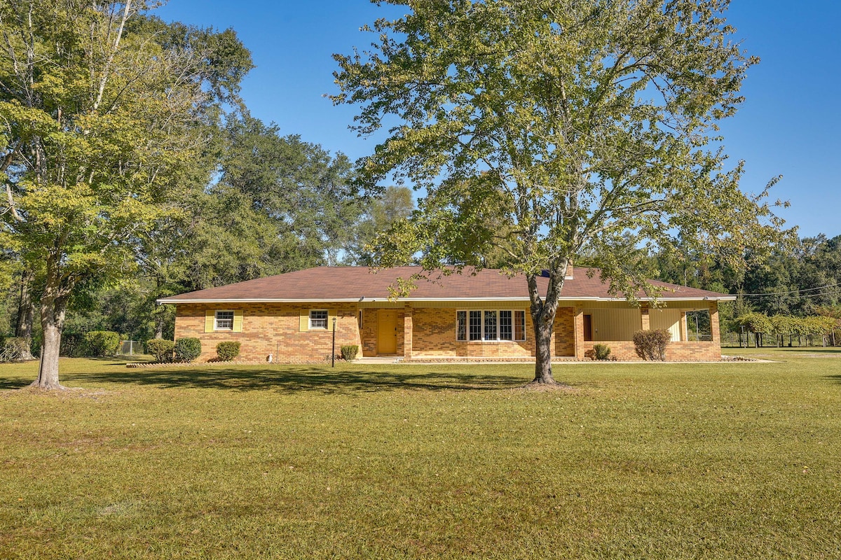 Vintage Chipley Getaway on Large Private Property