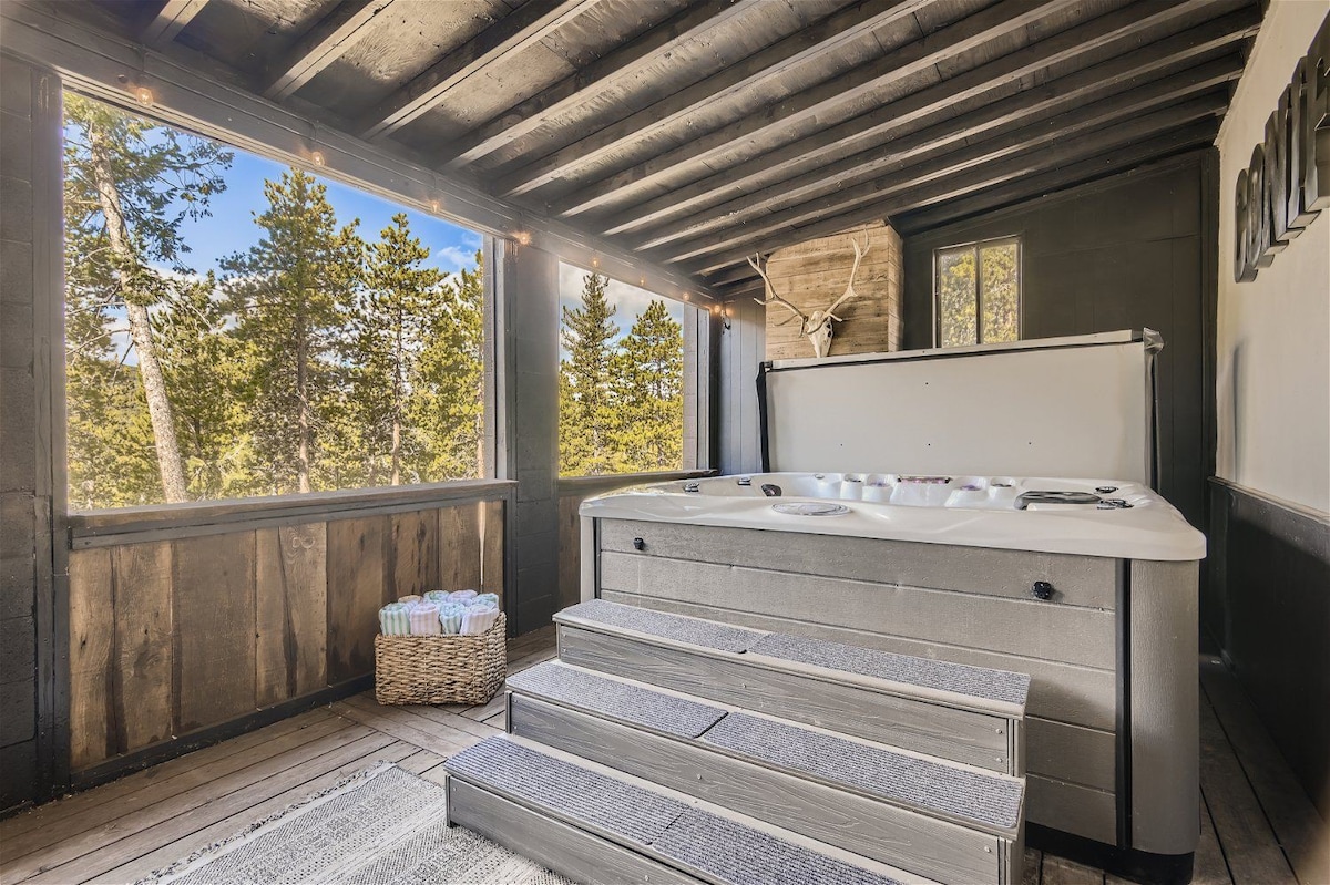 Mountain chalet with views and private hot tub