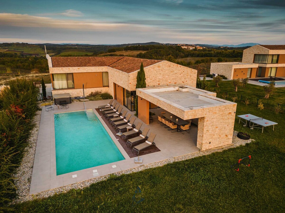 Villa Vigneto - Luxury 6 BD villa with pool