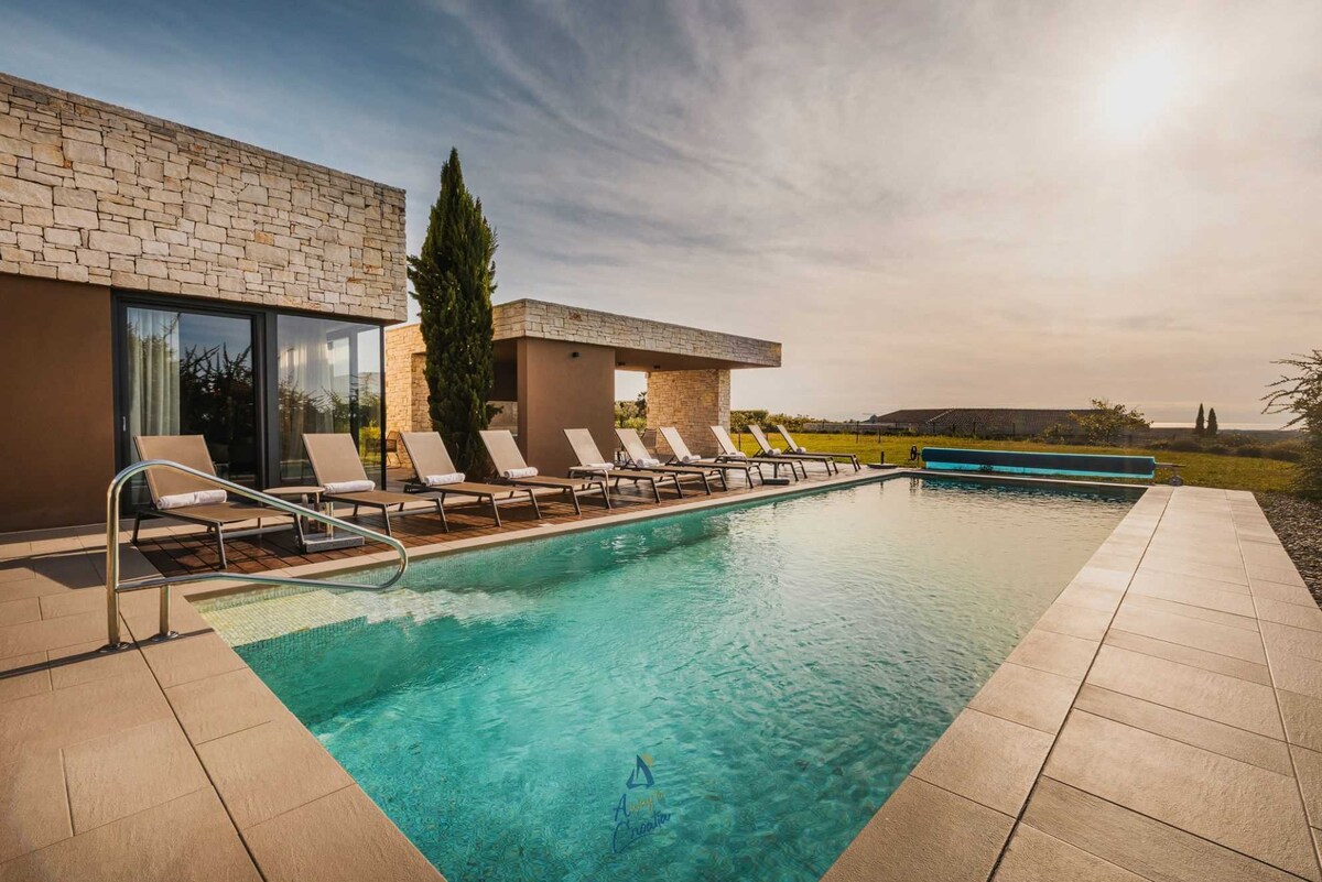 Villa Vigneto - Luxury 6 BD villa with pool
