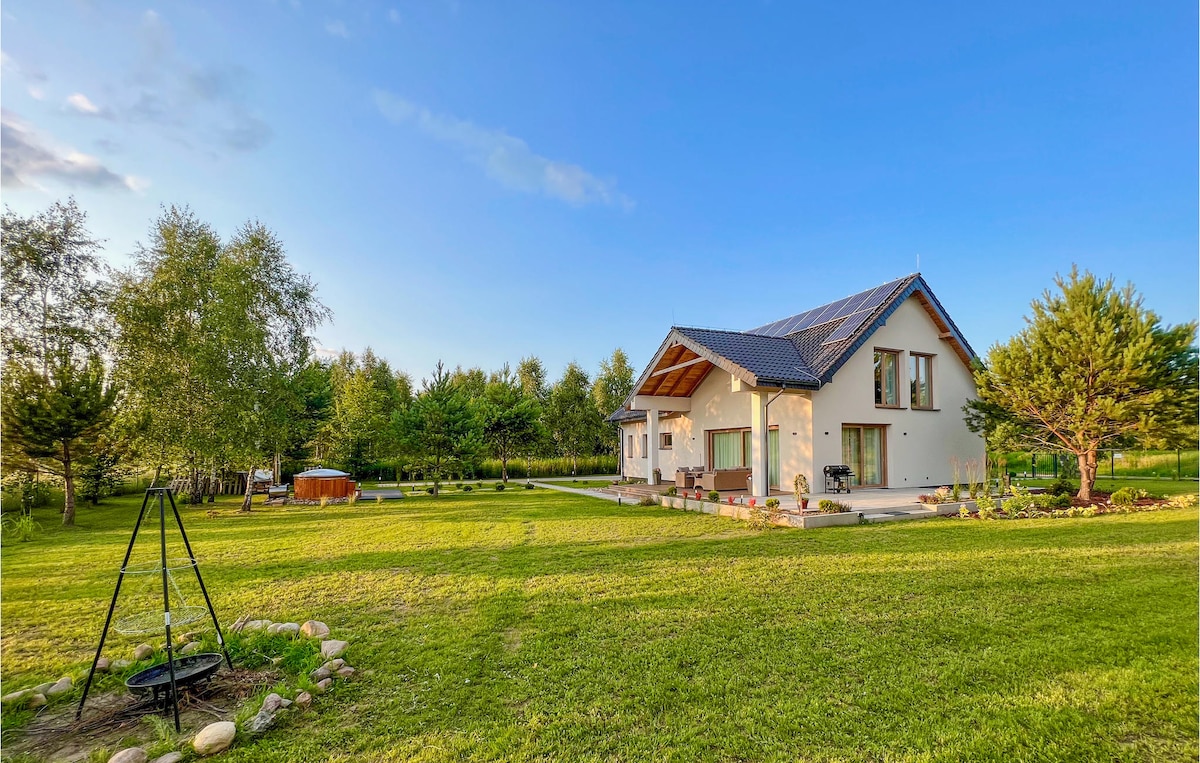 Lovely home in Nowa Wies Ostródzka with kitchen