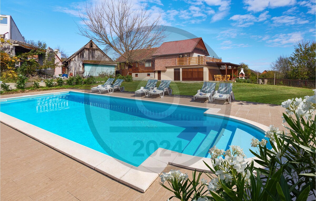 Lovely home with outdoor swimming pool