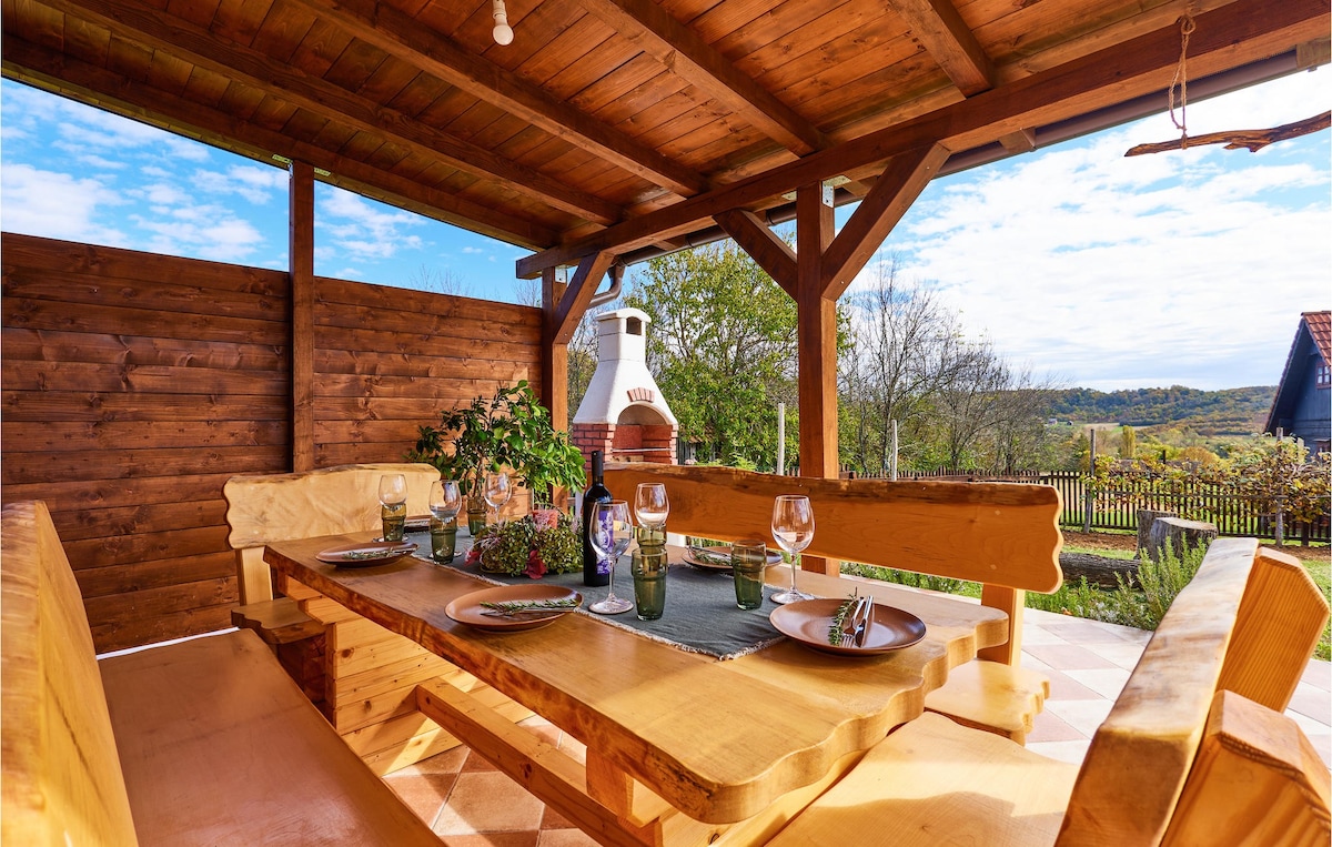 Lovely home with outdoor swimming pool