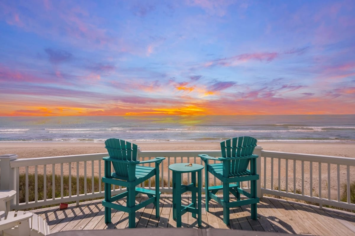 Topsail’s Treasure: Oceanfront Luxury w/Spa & Pool