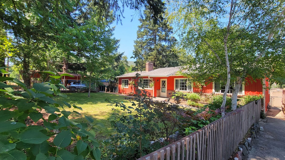 Family Friendly Home on Rogue River | Sleeps 10