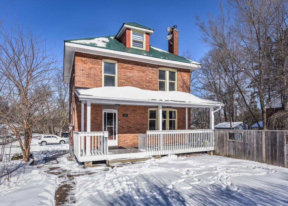 Comfy, 3BR Home in Downtown Barrie