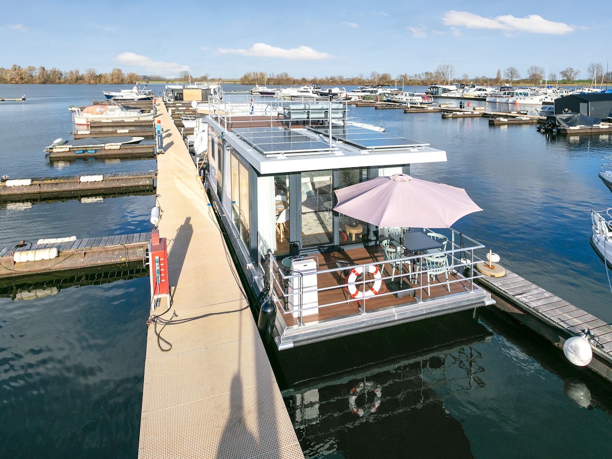 Beautiful houseboat with roof terrace in beautif