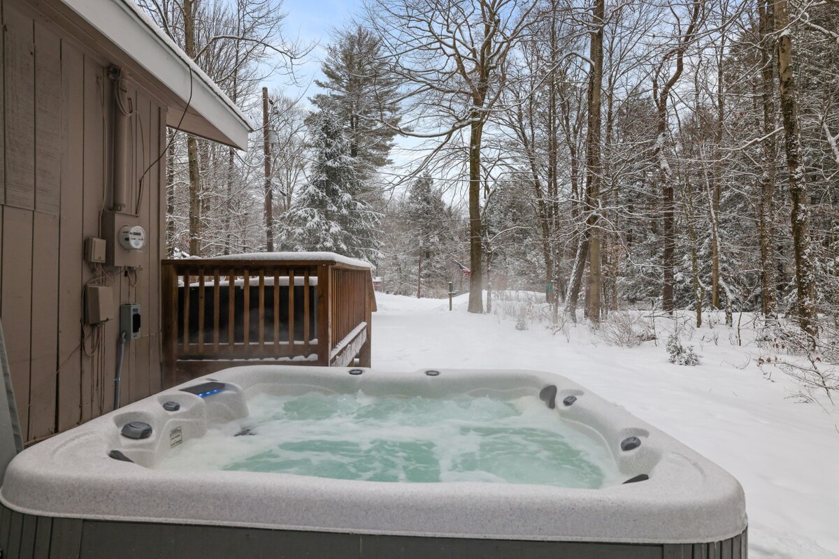 Family Friendly Cabin I Firepit+Hot Tub I Poconos