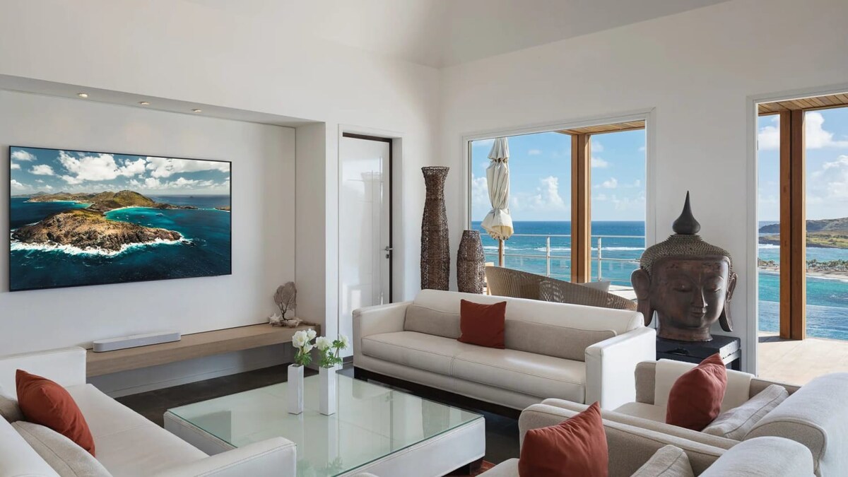 Stunning Luxurious Villa in Front of the Ocean